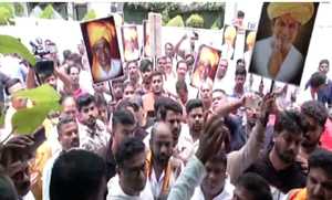 कन्नड़ स्टार शिव राजकुमार के फैंस ने कुमार बंगारप्पा के घर पर बोला धावा आपत्तिजनक कमेंट से थे नाराज